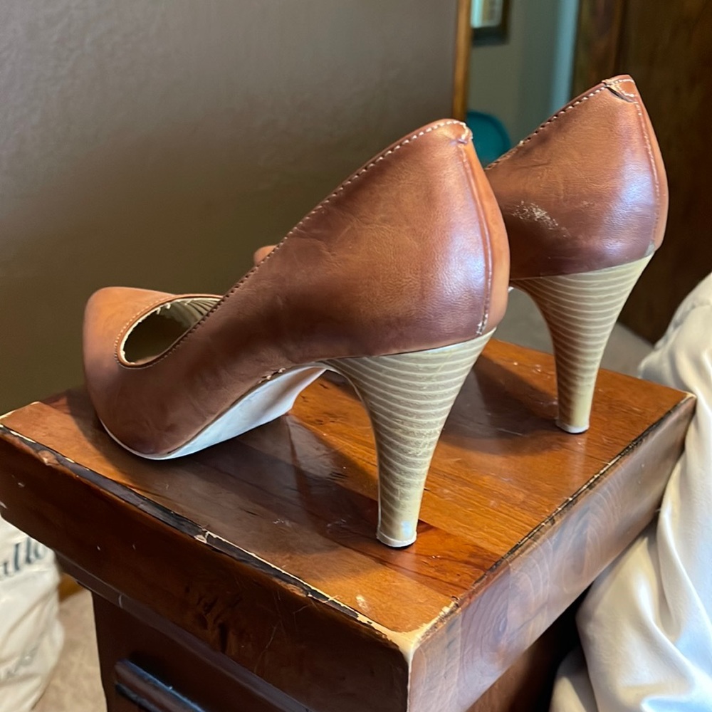 Size 8 Maurice’s brown/ khaki heels